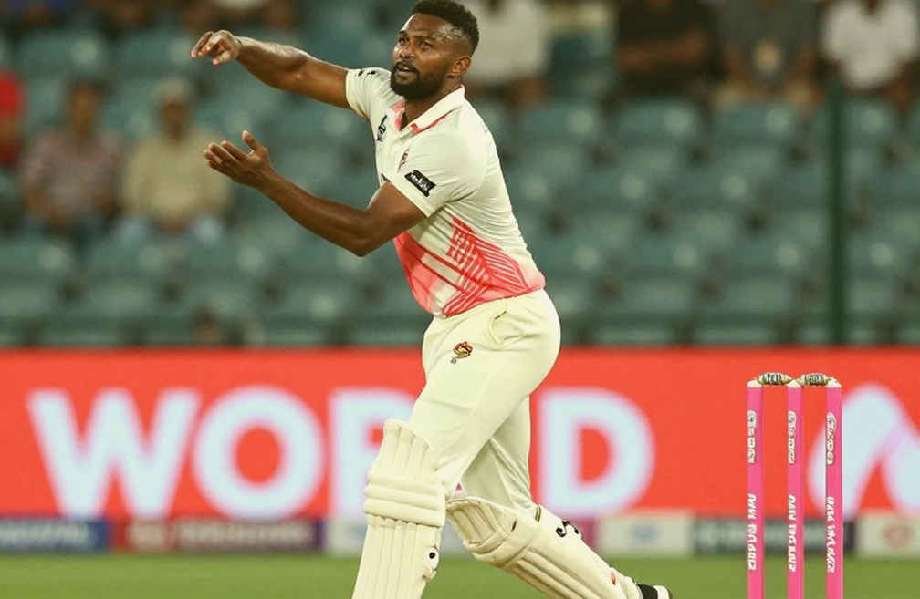 अठारह साल का एक तेज़ गेंदबाज़, एक अख़बार की रिपोर्ट, और मदद की शर्त अठारह साल का एक तेज़ गेंदबाज़, एक अख़बार की रिपोर्ट, और मदद की शर्त