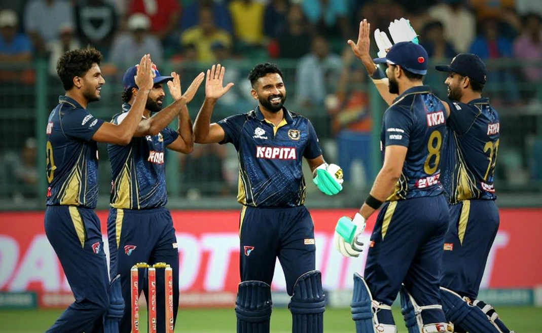 अफ़ग़ानिस्तान बनाम ज़िम्बाब्वे T20I: शारजाह की ओस, नबी की ग़ैरमौजूदगी और एक मैच से बना 'फ़ेवरिट' अफ़ग़ानिस्तान बनाम ज़िम्बाब्वे T20I: शारजाह की ओस, नबी की ग़ैरमौजूदगी और एक मैच से बना 'फ़ेवरिट'