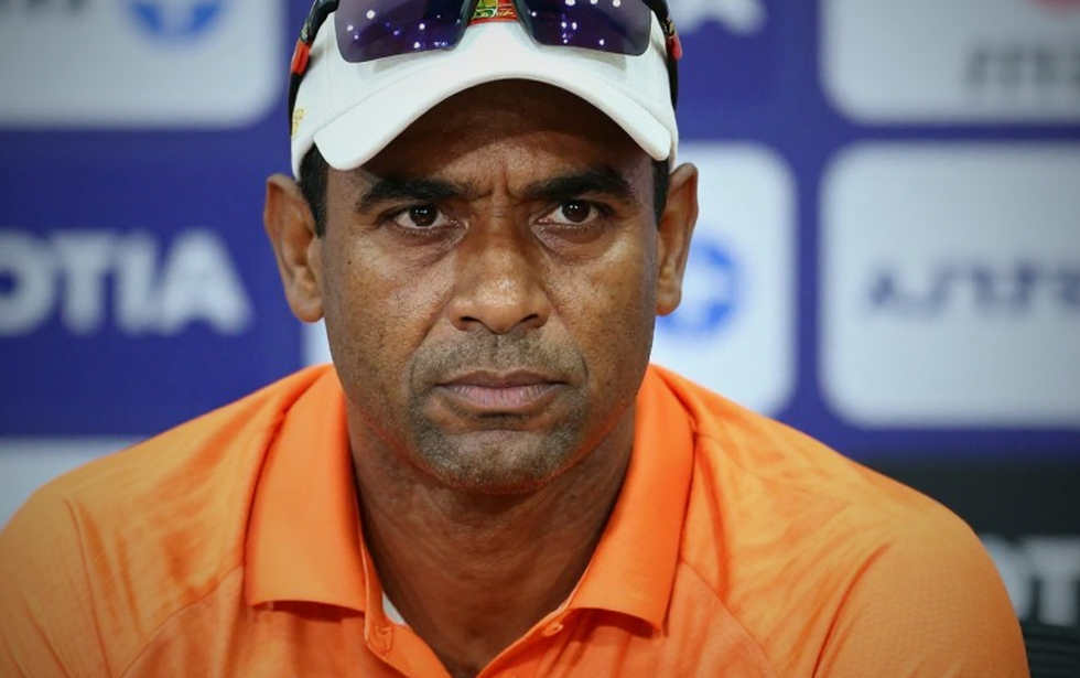 सोने के भाव पर चिपका क्रिकेट का लेबल, और पाकिस्तानी क्रिकेट के पैसे का असली बहीखाता सोने के भाव पर चिपका क्रिकेट का लेबल, और पाकिस्तानी क्रिकेट के पैसे का असली बहीखाता